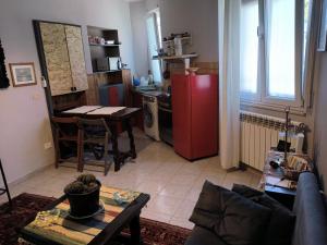 eine Küche mit einem roten Kühlschrank und einem Tisch in der Unterkunft incisa77 in Sannazzaro deʼ Burgondi
