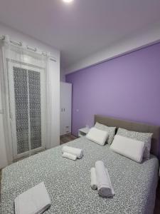 ein Schlafzimmer mit zwei weißen Kissen auf einem Bett in der Unterkunft Apartman Dora in Jagodina + 11 Fotos