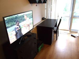 a flat screen tv sitting on a stand in a living room at Vero Apart in Marki