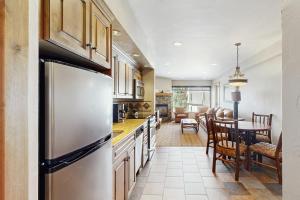 Kuchyň nebo kuchyňský kout v ubytování Steamboat Resort Villas 608