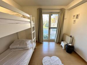 Un dormitorio con dos literas y una alfombra de corazones. en Reigersnest, en Nieuwpoort