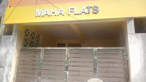 JāmbにあるMaha Flatsの建物の正面にあるMHAファイルの看板 +13枚の写真