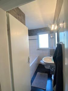 a bathroom with a sink and a toilet at Sehr gute Lage mit Straßenbahn vor der Tür & riesen Bett, Messe nah in Essen