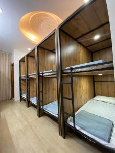 Ένα ή περισσότερα κρεβάτια σε δωμάτιο στο FUNNY Hostel & cafe