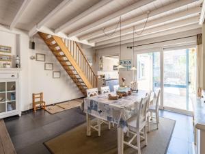 Un comedor con mesa y sillas en Tuzzetje, en Nieuwpoort