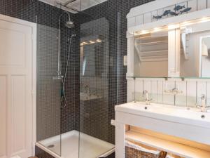 Un baño con ducha de cristal y lavabo. en Tuzzetje, en Nieuwpoort 15 fotos más