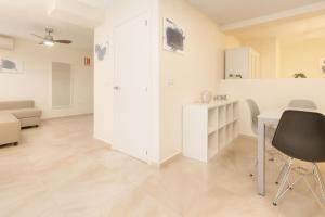 a white living room with a table and chairs at Triana Home centro ciudad in Murcia +8 photos