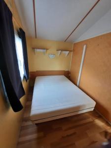 Ένα ή περισσότερα κρεβάτια σε δωμάτιο στο Mobilhome 2 à 7 personnes