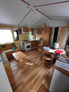 Η κουζίνα ή μικρή κουζίνα στο Mobilhome 2 à 7 personnes