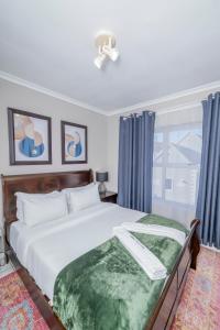 Un dormitorio con una cama grande y una ventana. en Prime Executive Apartments 2, en Durbanville