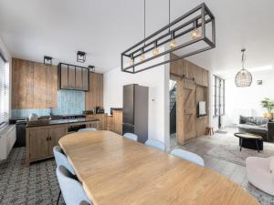 a kitchen and dining room with a table and chairs at Huis Hendrik Geeraert in Nieuwpoort