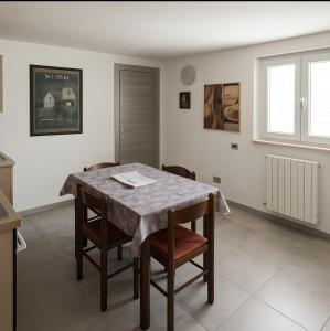 a dining room with a table and chairs at Affitti Brevi- MEDITERRANEO in Crotone