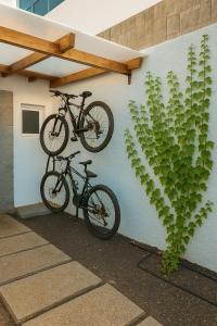 zwei Fahrräder hängen an der Seite eines Gebäudes in der Unterkunft VILLA BARRACUDA - "Seaview 3min walk to the beach" in Playa Blanca