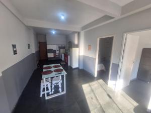 a room with a table in the middle of a room at Apto(3) mt bem localizado, simples mas com tudo in Volta Redonda
