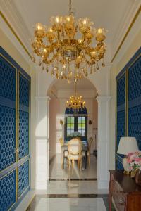 TV a/nebo společenská místnost v ubytování La Luciole Bleue