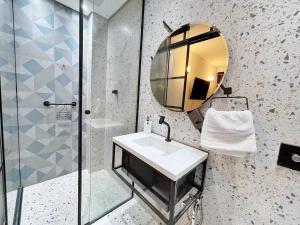 une salle de bain avec un lavabo et un miroir dans l'établissement Vem pro Copan - No precinho, à São Paulo