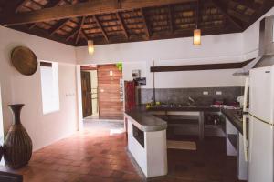 Koyao Bay Pavilions - Beach Resort and Pool Villas的厨房或小厨房