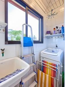 baño pequeño con lavabo y bañera en PS6: Casa Bem Localizada, com Ar e Super Completa!, en Ubatuba