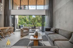 un salon avec un canapé et une table dans l'établissement Morph 201 - High ceilings & modern apt/BBQ, à El Poblado
