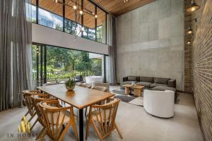 un salon avec une table et des chaises en bois dans l'établissement Morph 201 - High ceilings & modern apt/BBQ, à El Poblado