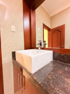 a bathroom with a white sink and a mirror at Suite exclusiva en Machala in Machala