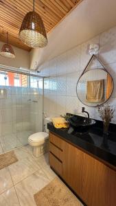 een badkamer met wastafel, douche en toilet bij Casa Mirante 360 in Cavalcante +40 foto's