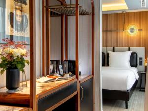 デュッセルドルフにあるMUZE Hotel Dusseldorf - Handwritten Collectionのベッド、デスク(シックスシックス付)が備わる客室です。 +59枚の写真