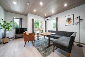 een woonkamer met een bank en een tafel bij MKS201 - Vacation STAY 20134 in Gojōdōri