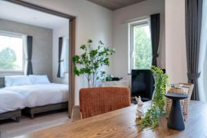 een slaapkamer met een bed en een tafel met een spiegel bij MKS201 - Vacation STAY 20134 in Gojōdōri