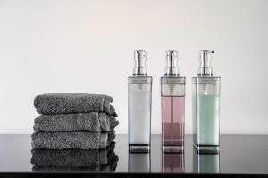 een tafel met twee flessen water en een stapel handdoeken bij MKS201 - Vacation STAY 20134 in Gojōdōri +91 foto's