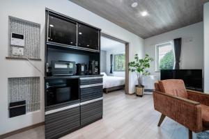 een woonkamer met een tv en een slaapkamer bij MKS201 - Vacation STAY 20134 in Gojōdōri