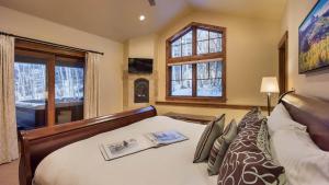 a bedroom with a bed and a window at Chalet Fuego in Steamboat Springs