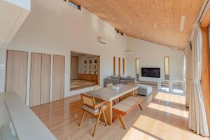 SunomiyaにあるTateyama City - House - Vacation STAY 20187のテーブルとソファのあるリビングルーム