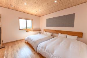 SunomiyaにあるTateyama City - House - Vacation STAY 20187のベッドが2つと壁にテレビがある寝室