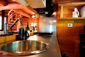 cocina con fregadero de acero inoxidable en Log Base Kurohone no oka - Vacation STAY 38674v, en Miyozawa 18 fotos más