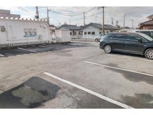 ein Parkplatz mit einem grünen Auto darauf in der Unterkunft Hotel Park Light - Vacation STAY 39467v in Inai