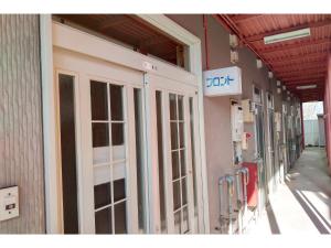 ein Gebäude mit einem JDD-Schild an der Seite in der Unterkunft Hotel Park Light - Vacation STAY 39467v in Inai + 4 Fotos