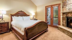 Un dormitorio con una cama grande y una chimenea. en Chalet Veranda, en Steamboat Springs 19 fotos más