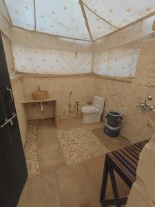 un piccolo bagno con un water e un lavandino di Dunes Heritage Desert Camp a Jaisalmer