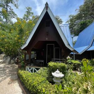 mały dom z niebieskim dachem i werandą w obiekcie Coralview-Resort Perhentian Island Bs w mieście Pulau Perhentian Besar