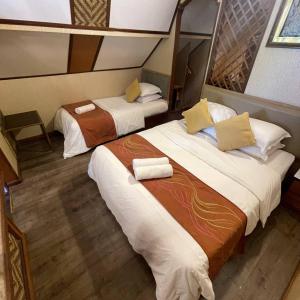 pokój z 2 łóżkami w pokoju w obiekcie Coralview-Resort Perhentian Island Bs w mieście Pulau Perhentian Besar