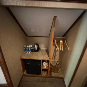 pokój na poddaszu z kuchnią z blatem w obiekcie Coralview-Resort Perhentian Island Bs w mieście Pulau Perhentian Besar