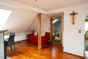 Fotografie z fotogalerie ubytování Gemütliche DG-Wohnung mit großer Küche & Parkplatz v destinaci Burglengenfeld