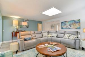 Ruang duduk di Waterfront Largo Home with Canal Access and Boat Dock