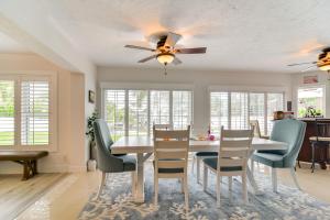 Ruang duduk di Waterfront Largo Home with Canal Access and Boat Dock