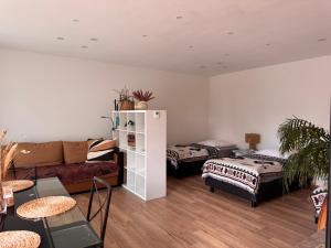 GehrdenにあるModern House Gehrden 2, bis 4 Person, Contactless Check-in, free parking, Vollsaniert und Renoviert Dezember 2024のソファとベッドのあるリビングルーム