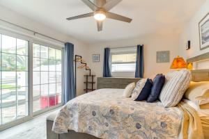 Katil atau katil-katil dalam bilik di Waterfront Largo Home with Canal Access and Boat Dock +26 gambar