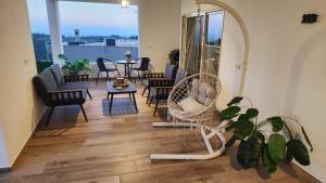 a living room with chairs and a table and a mirror at צימר החורש in Dāliyat el Karmil