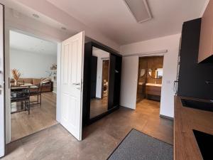 GehrdenにあるModern House Gehrden 2, bis 4 Person, Contactless Check-in, free parking, Vollsaniert und Renoviert Dezember 2024のリビングルーム(鏡付)、ダイニングルーム