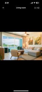 Playa Sur Paradise - Beachfront Living في سانتا كروز هواتولكو: غرفة معيشة مع أريكة وغرفة معيشة مع إطلالة